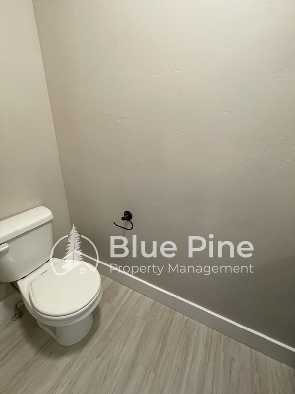 Building Photo - 700 S Saturn Ave