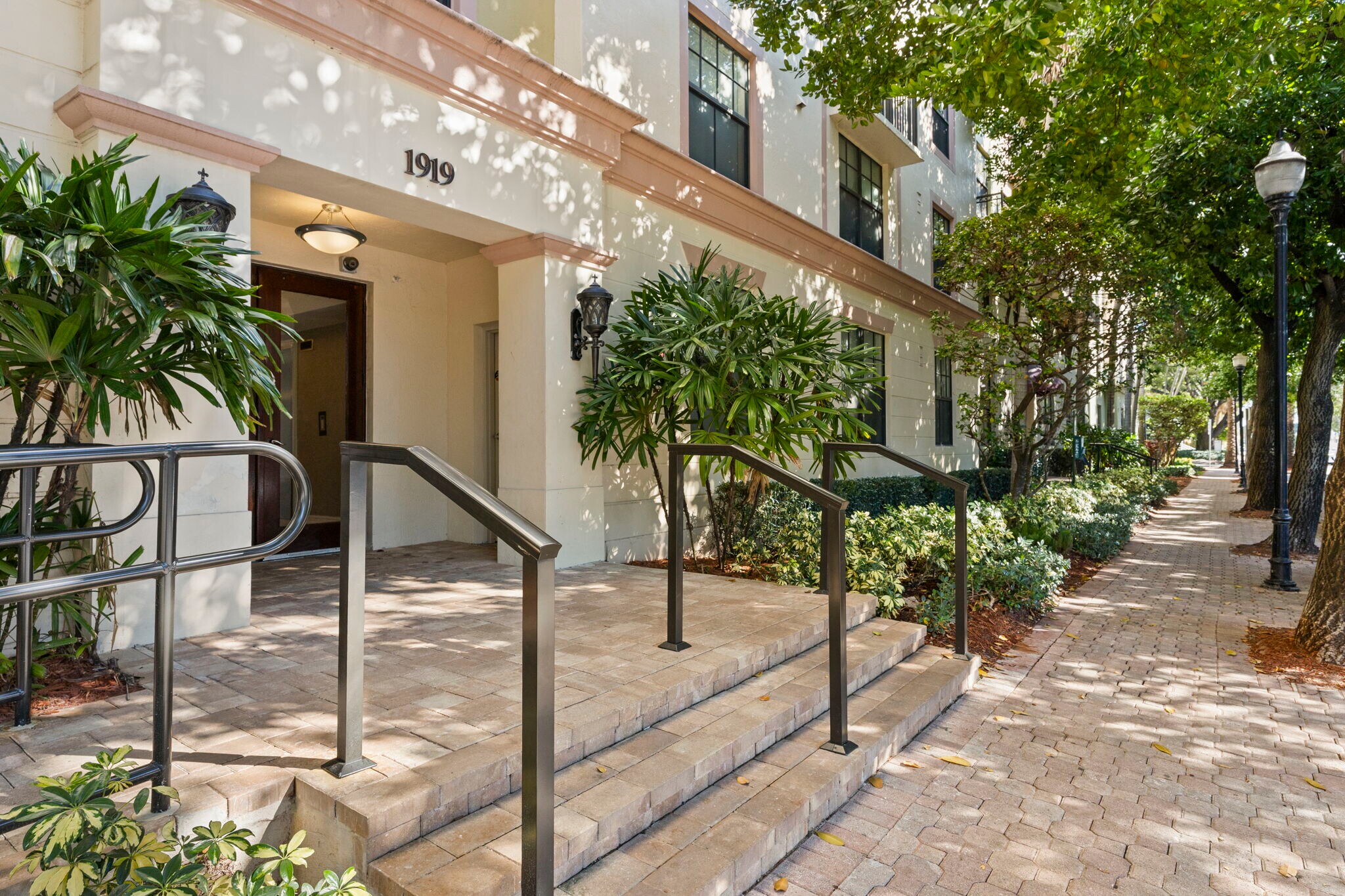 Building Photo - 1919 Van Buren St