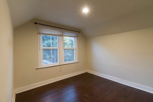Building Photo - Cute St Johns Home with Updated Kitchen, F...