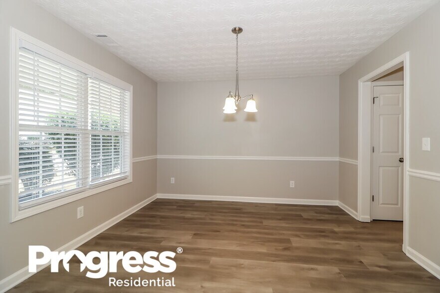 Building Photo - 358 Shadowbrooke Cir SW