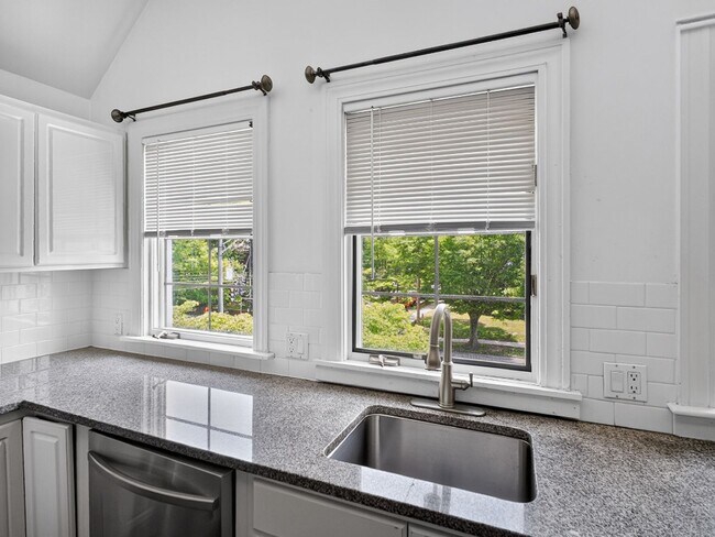 Interior Photo - 682 Prospect Street
