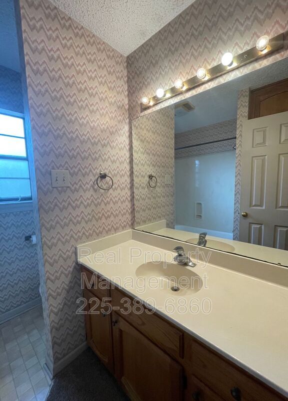 Building Photo - 9766 Kinglet Dr