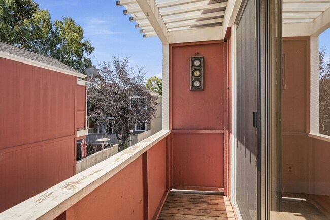 Building Photo - Remodeled 2 Story 3 Bed 1.5 Bath Townhome in Mountain View