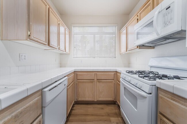 Building Photo - 2 bedroom remodeled condo in the Henderson...