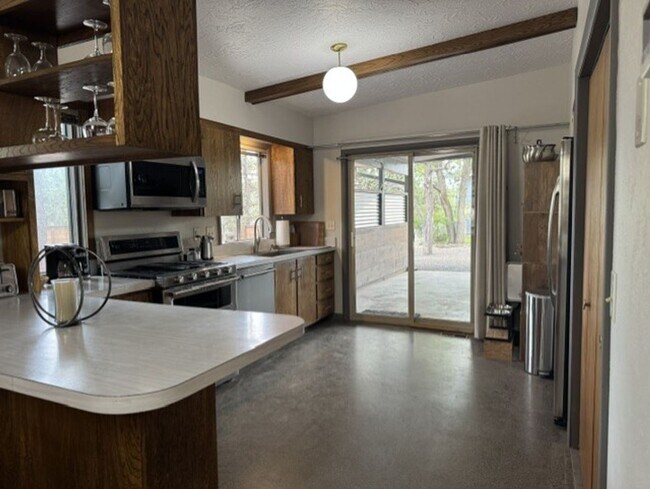 Building Photo - Fantastic location just steps from the Deschutes River and 1st St Rapids Park