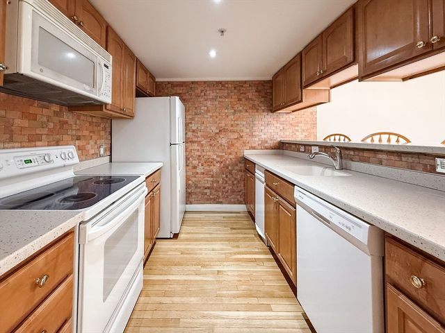 Building Photo - 60 Broadlawn Park