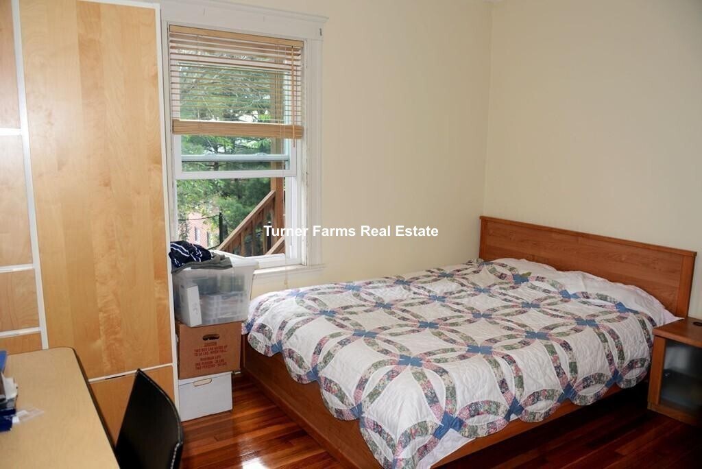 Building Photo - 17 Sunset St