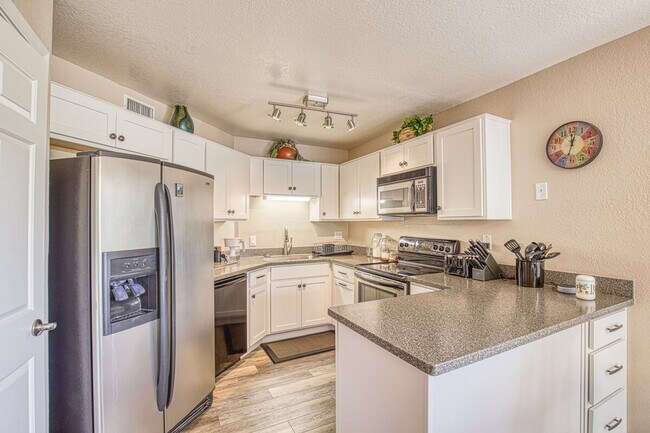 Building Photo - 6655 N Canyon Crest Dr