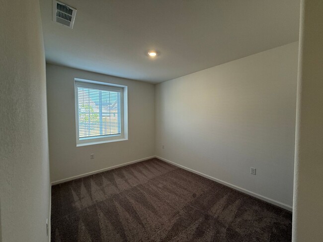 Building Photo - Brand NEW single story home in Hughson!