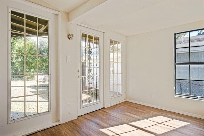 Building Photo - 2812 S Broadway Ave