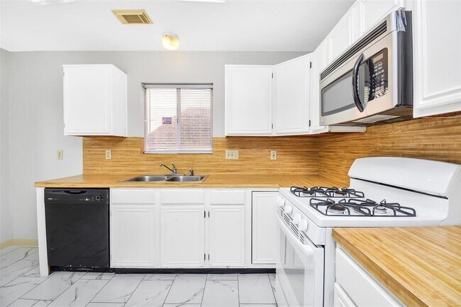 Building Photo - 13546 Cabrera Ln