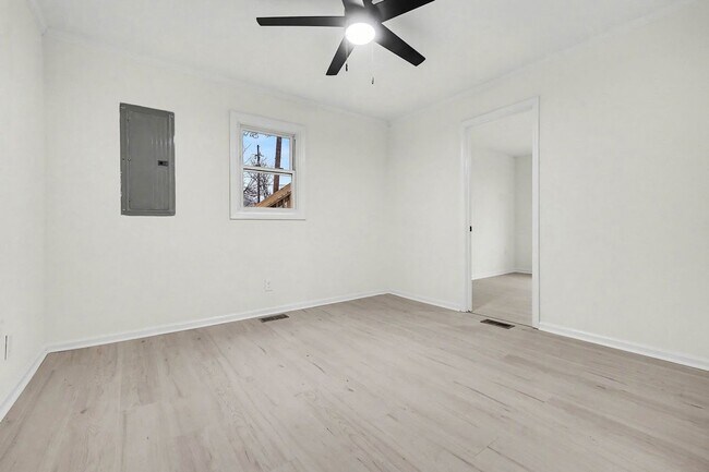 Building Photo - Two Bedroom Two Bathroom House with office and upstairs bonus room!   Fenced Yard!  Dogs Welcome!