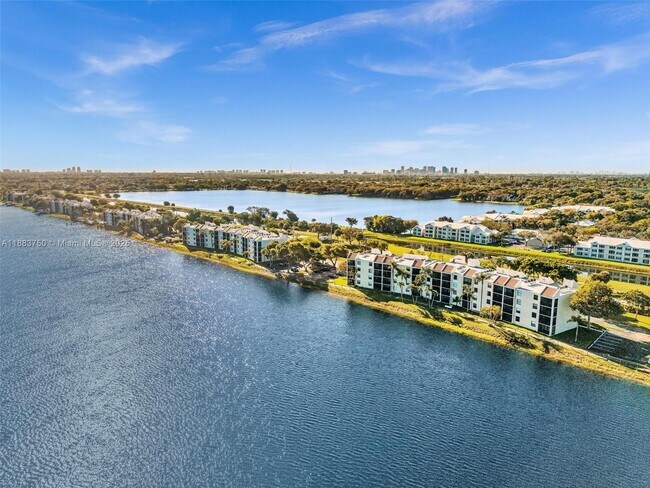 Building Photo - 118 Lake Emerald Dr