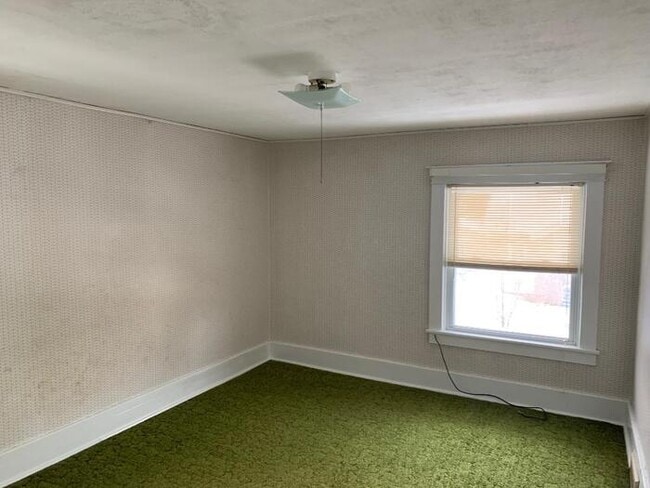 Building Photo - Gorgeous 4 bedroom 2 bath house with one s...
