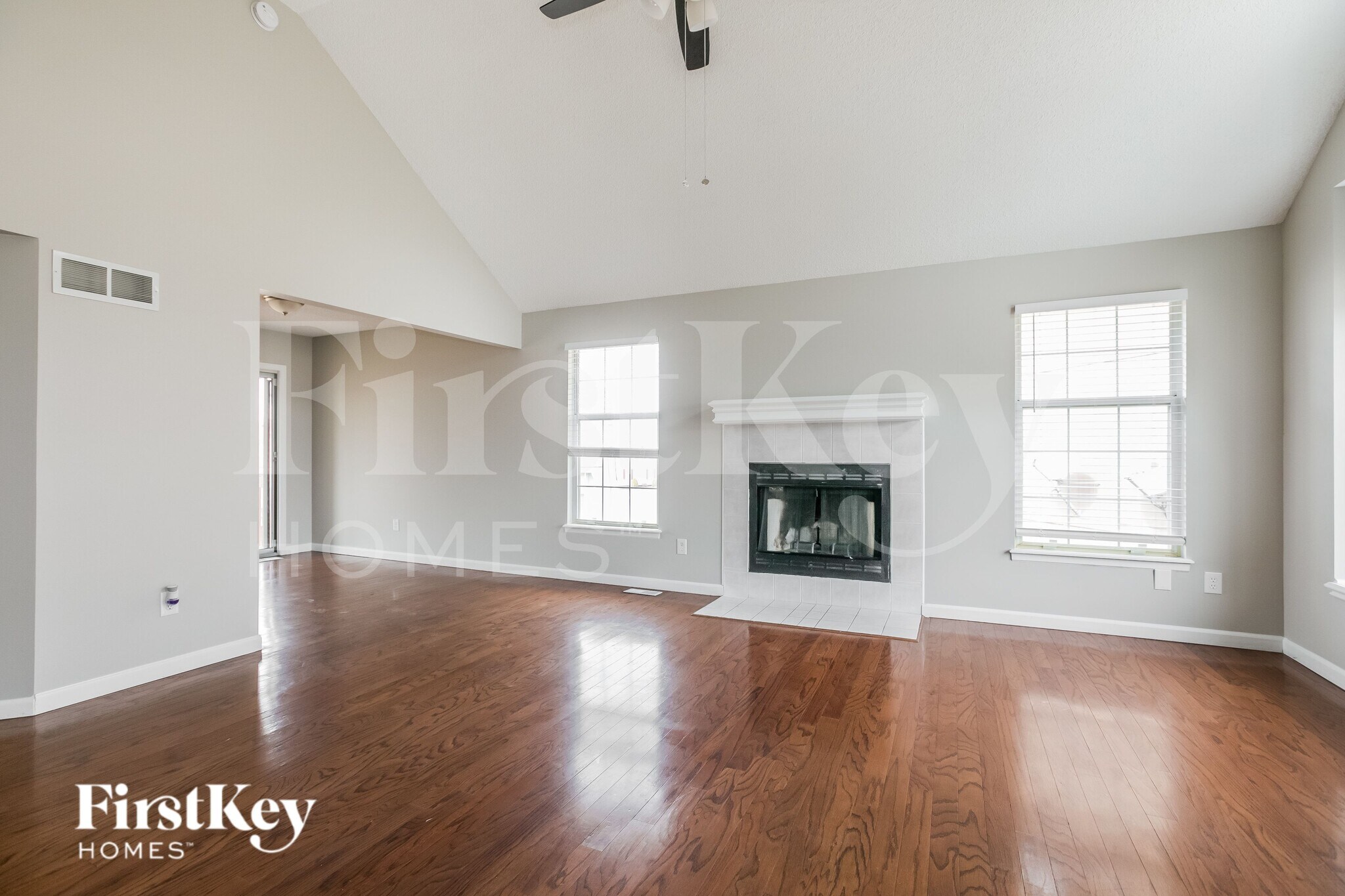 Building Photo - 1049 NE Queens Cir
