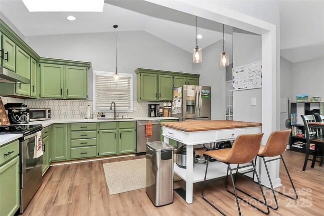 Building Photo - 4227 Deerfield Dr