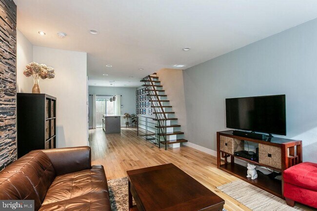 Building Photo - 2233 Latona St