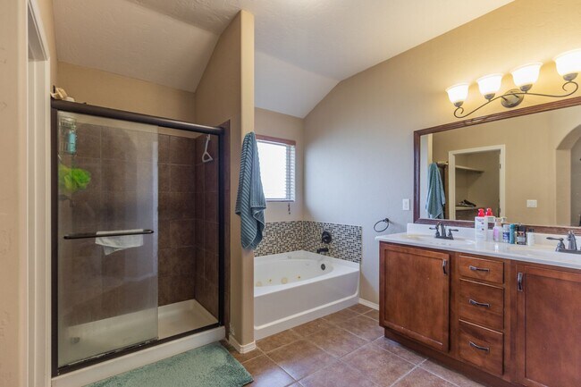 Building Photo - Spacious 4 Bedroom Home