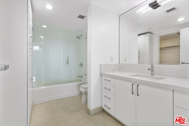 Building Photo - 13700 Marina Pointe Dr