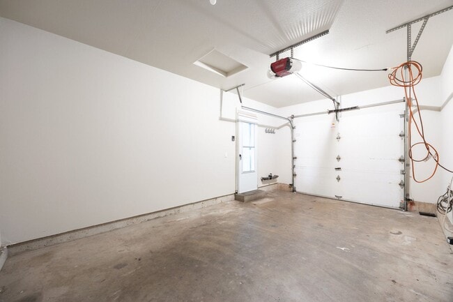 Building Photo - 5Bed/2.5 Bath home available in SE Portland