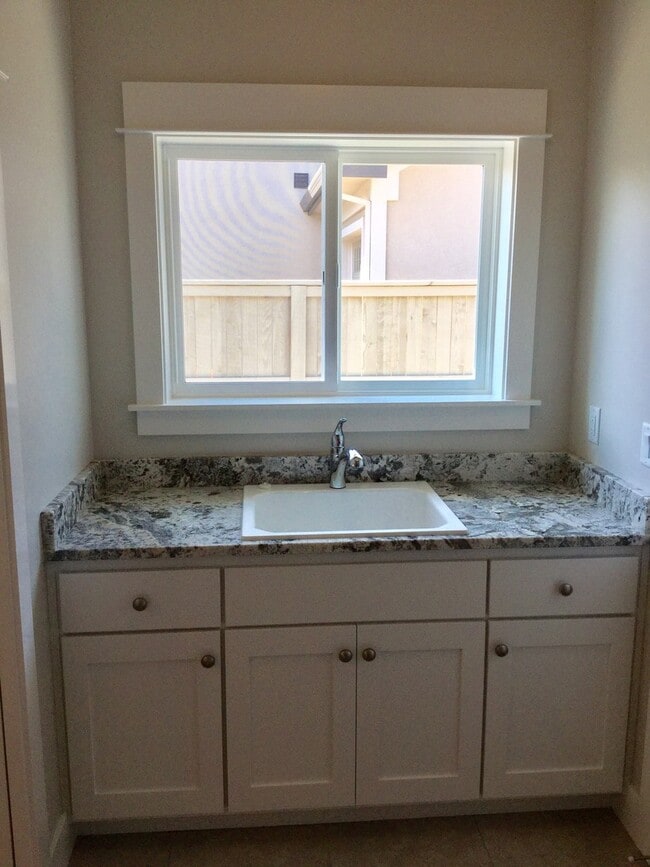 Building Photo - Stunning Newer Build in Stonegate Estates!!