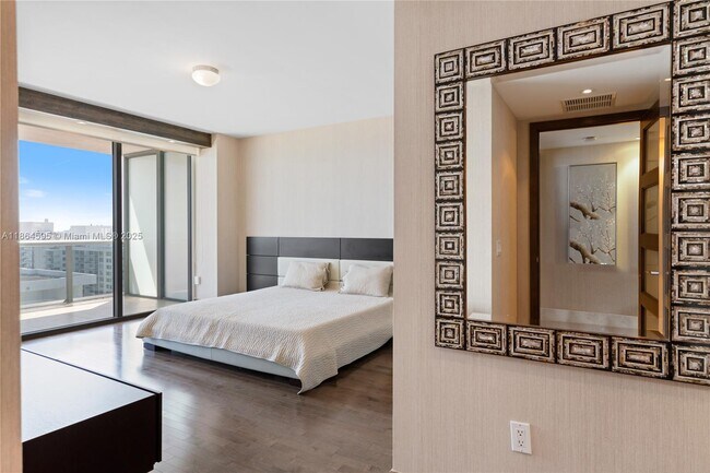 Building Photo - 5875 Collins Ave