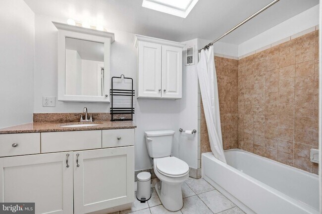 Building Photo - 725 Pemberton Street Unit 10