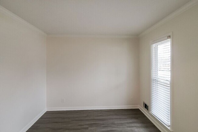 Building Photo - 3870 Paulownia Dr