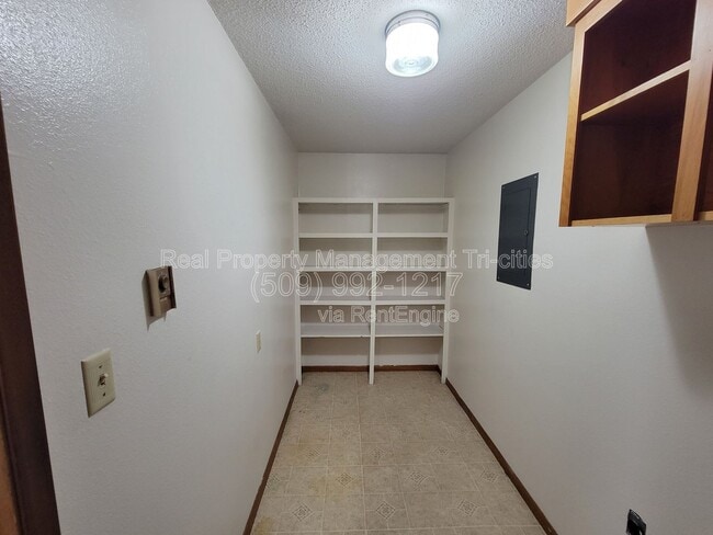 Building Photo - 1702 W 7th Pl