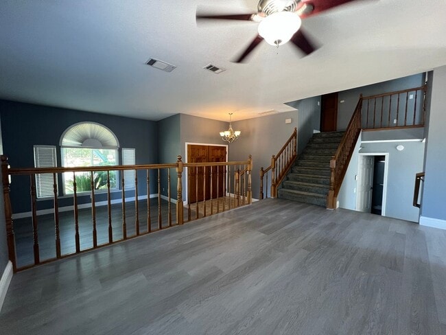 Building Photo - Stunning Open Home In Willow Creek Estates