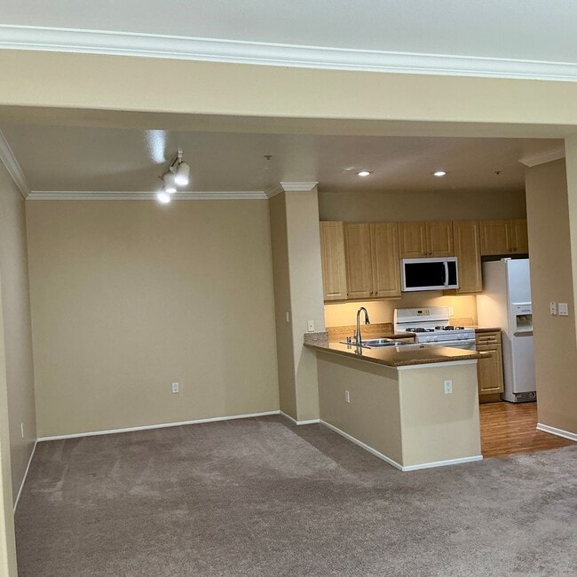 Building Photo - For Lease ~ 1 Bedroom 1 Bath 4th Floor Watermarke Condo in Irvine