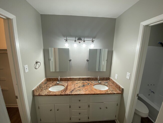 Building Photo - 20007 Oakdale Ln