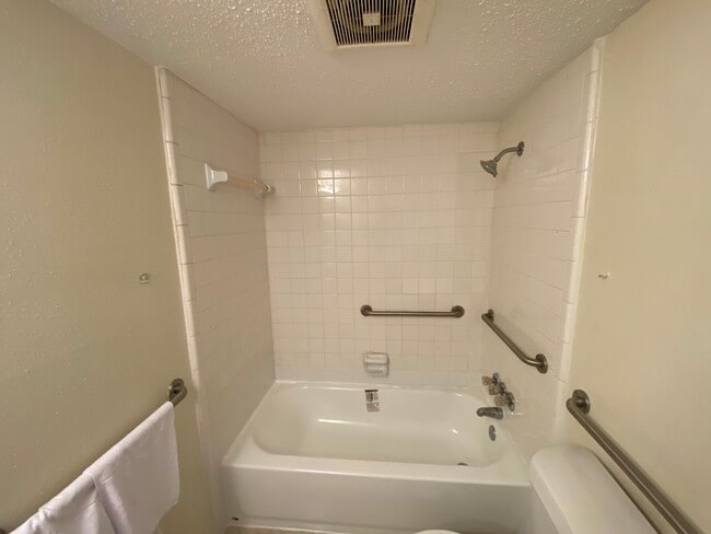 Building Photo - 2704 Stonehaven Ct