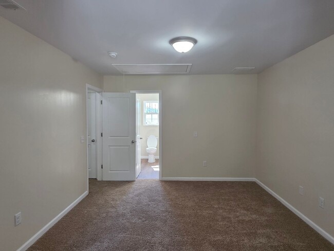 Building Photo - 113 Towne Pk E Dr