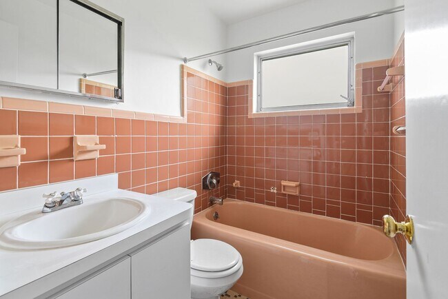 Building Photo - 2107 Brookview Dr
