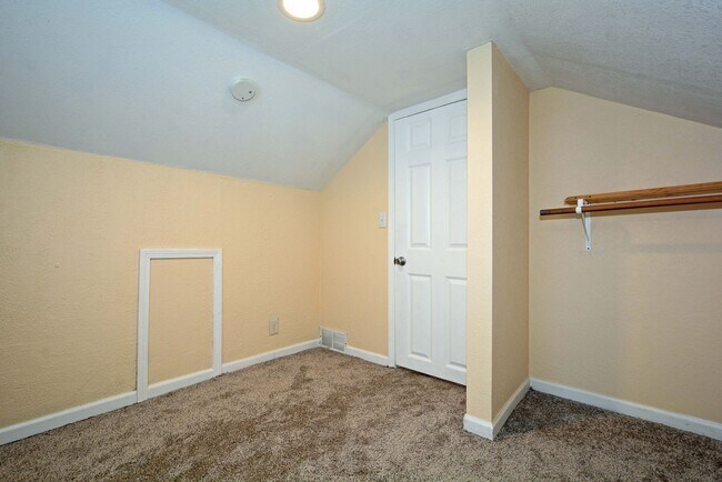 Building Photo - * Move In Special! * Beautiful 4-Bedroom, 1-Bathroom Home Available Now in NE Minneapolis!