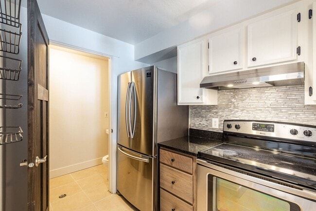 Building Photo - Newly Renovated 2 Bed 1.5 Bath Townhouse
