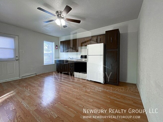 Building Photo - 33 Hickory St