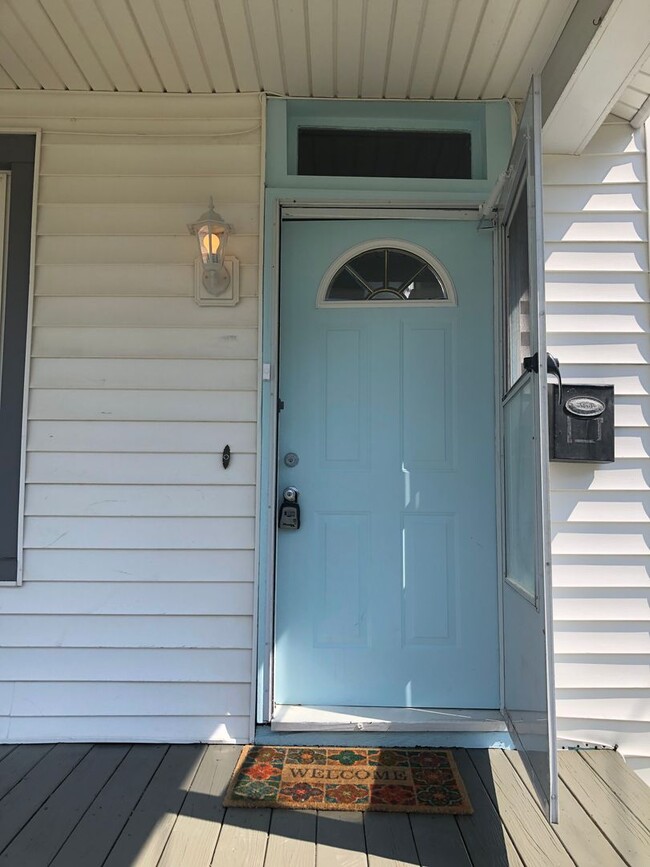 Building Photo - 3 Bedroom/1.5 Bath Northside Home ***Avail...