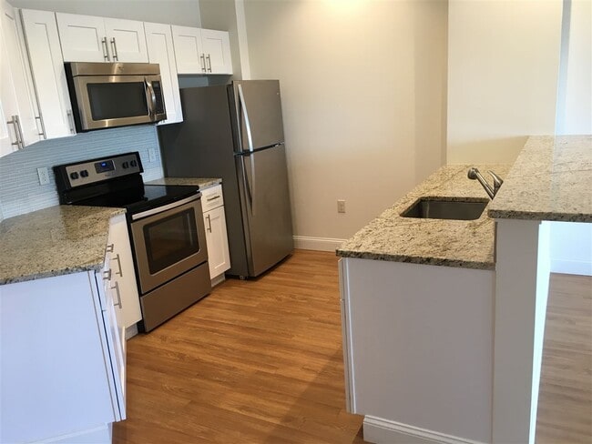 Building Photo - 875 Elm St