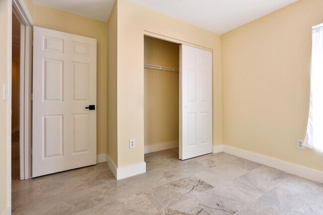 Building Photo - Remodeled 4BR Home Near Downtown Sarasota