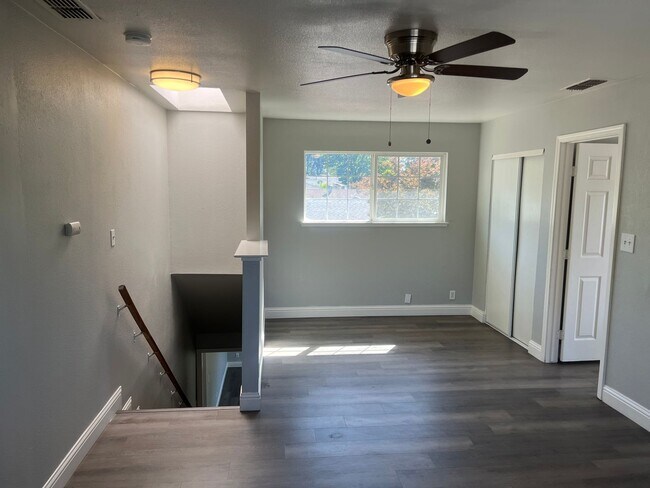 Building Photo - 4 Bed/3 Bath w/Loft.  HURRY won't Last Long!!!