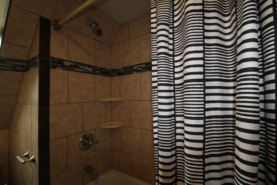 Fully tiled shower/tub combo -- easy to keep clean! - 78 Elm St