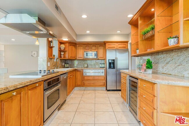 Building Photo - 818 N Doheny Dr