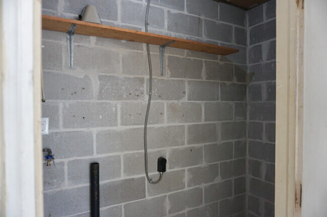 Building Photo - 235 Beulah St