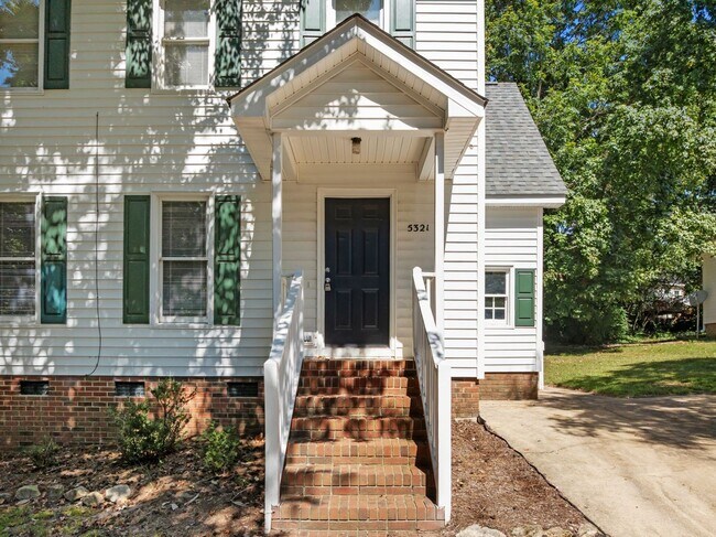 Building Photo - Spacious 3 Bedroom Home, LVP Floors, Updat...