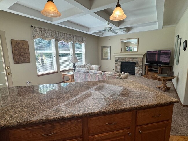 Building Photo - 3 Bed, 2 Bath PLUS Bonus Room SHORT TERM R...