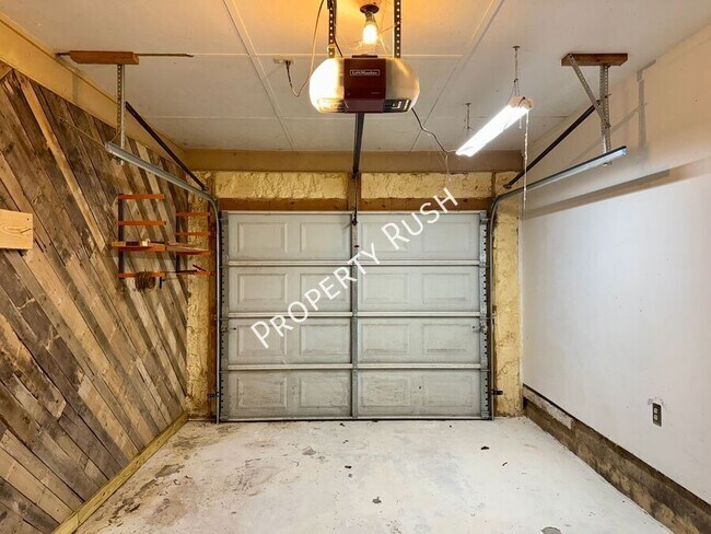 Building Photo - 1110 Fernway Cir