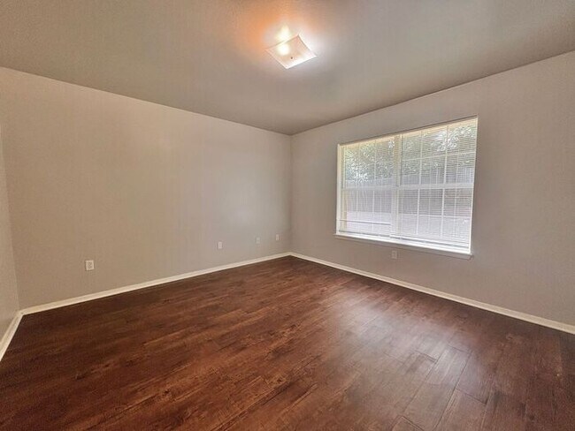 Building Photo - Available Now! Charming and Contemporary 3...