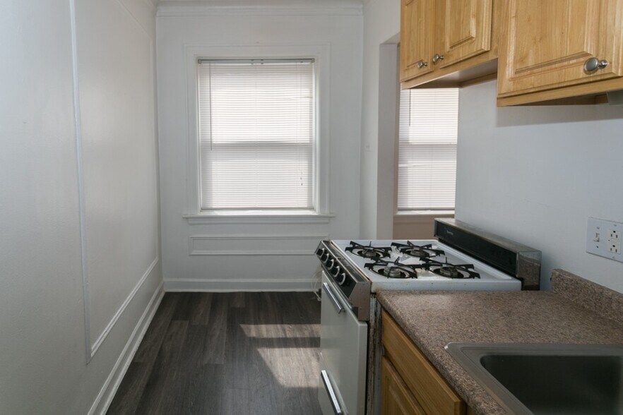 Building Photo - 5516 N Kenmore Ave